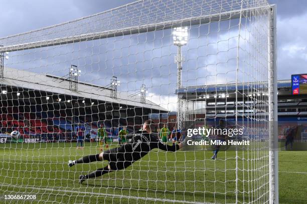 Luka Milivojevic of Crystal Palace scores their team's first goal from the penalty spot past Sam Johnstone of West Bromwich Albion during the Premier...