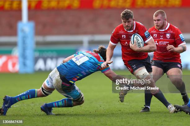 Ed Slater of Gloucester evades the tackle of Harry Wells of Leicester during the Gallagher Premiership Rugby match between Gloucester and Leicester...