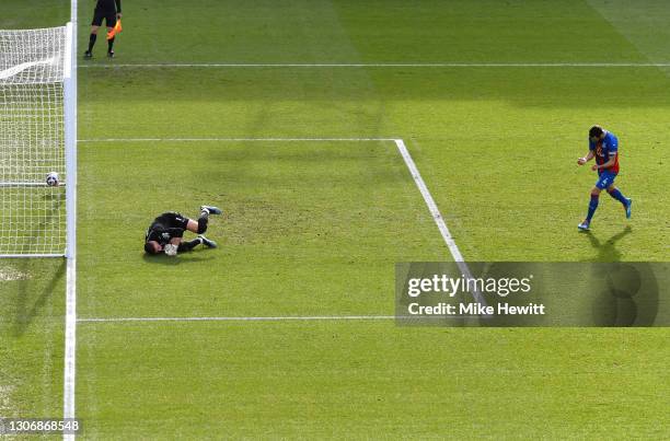 Luka Milivojevic of Crystal Palace celebrates scoring their team's first goal from the penalty spot past Sam Johnstone of West Bromwich Albion during...