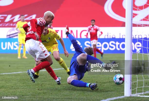 Robin Quaison of 1.FSV Mainz 05 scores their team's first goal during the Bundesliga match between 1. FSV Mainz 05 and Sport-Club Freiburg at Opel...