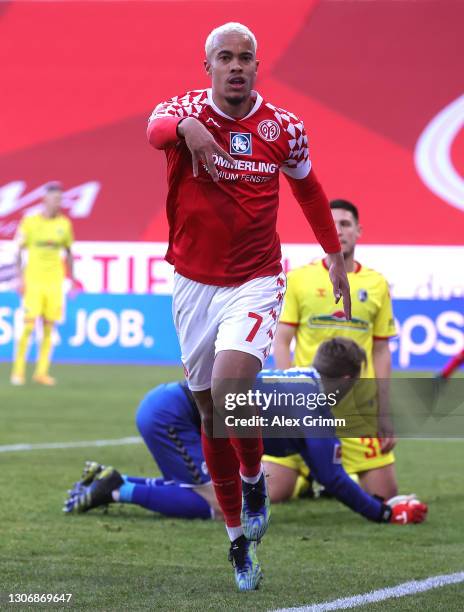 Robin Quaison of 1.FSV Mainz 05 celebrates after scoring their team's first goal during the Bundesliga match between 1. FSV Mainz 05 and Sport-Club...