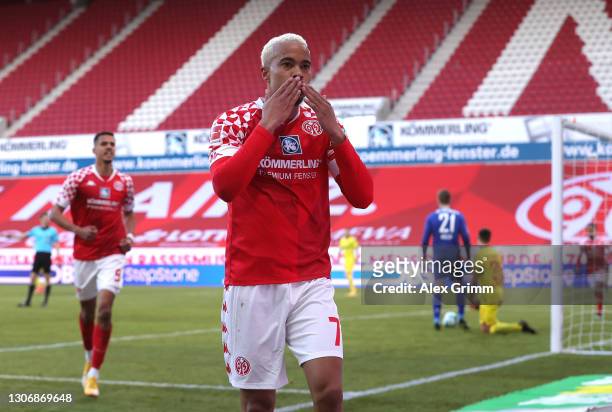 Robin Quaison of 1.FSV Mainz 05 celebrates after scoring their team's first goal during the Bundesliga match between 1. FSV Mainz 05 and Sport-Club...
