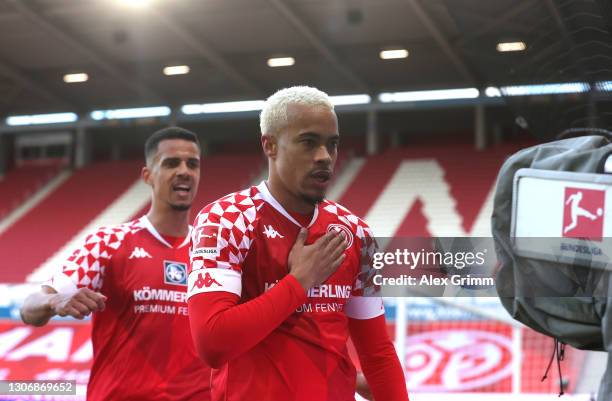 Robin Quaison of 1.FSV Mainz 05 celebrates after scoring their team's first goal during the Bundesliga match between 1. FSV Mainz 05 and Sport-Club...