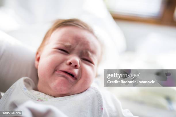 het schreeuwen van de baby - menselijk hoofd stockfoto's en -beelden