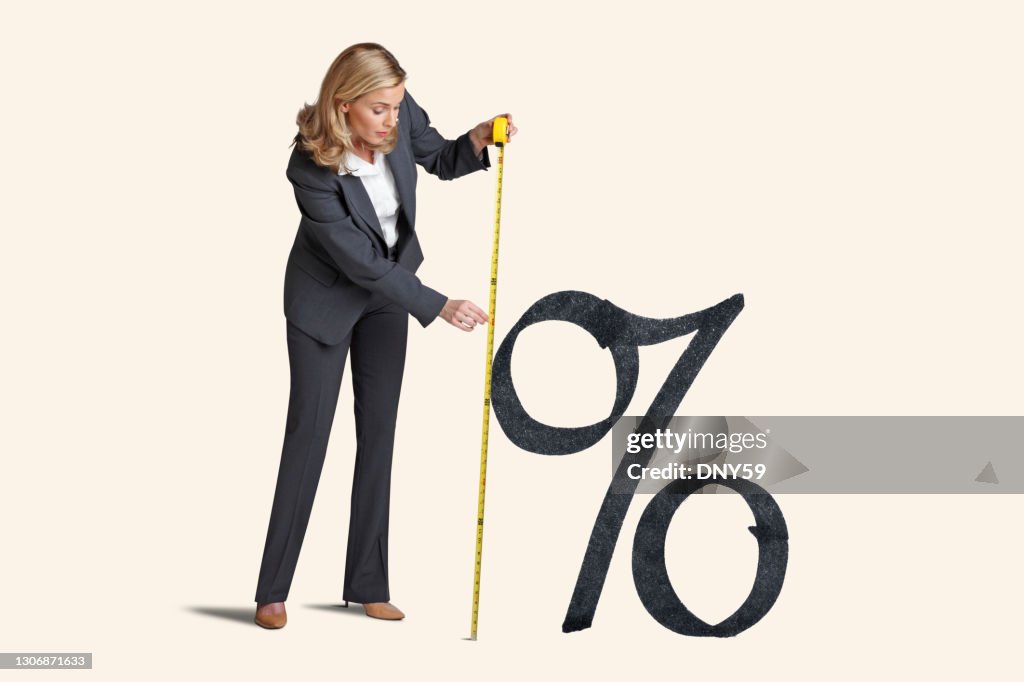 Une femme mesure l’inflation ou la hausse des taux d’intérêt