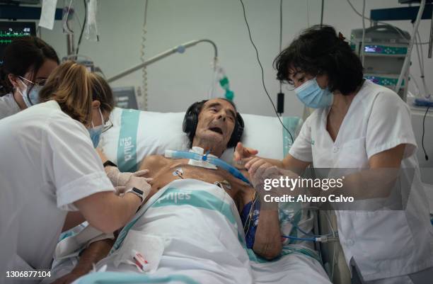 Loreto Ibor and two fellow nurses attend to Orlando a patient who has been admitted for 40 days for covid-19 in the ICU of the San Jorge hospital in...