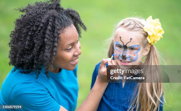 camp counselor gesicht malerei kindergesicht im sommercamp - face painting kids stock-fotos und bilder