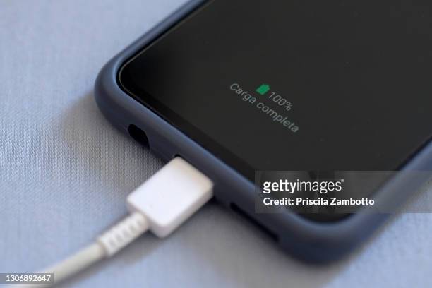 cell phone charging battery - akku geladen stock-fotos und bilder