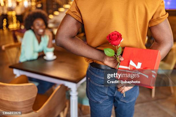 valentinstag - woman giving flowers stock-fotos und bilder