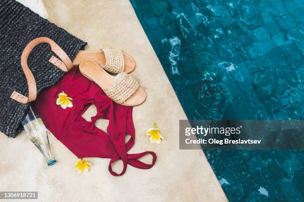 summer woman accessories on poolside. vacations concept - drinkwater kante stock-fotos und bilder