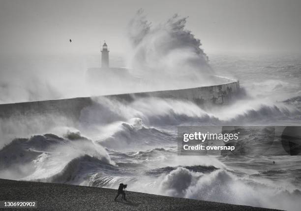 ocean storm - leuchtturm sturm stock-fotos und bilder