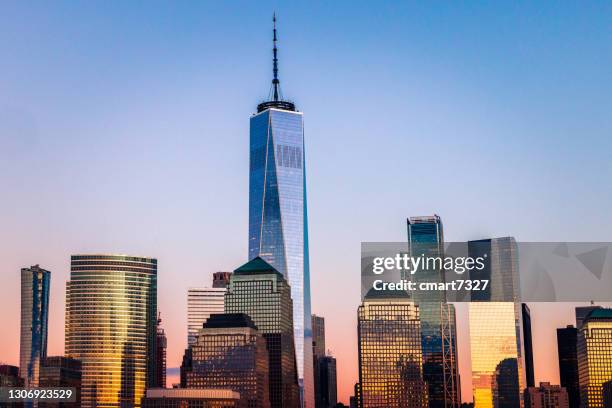 lower manhattan and the freedom tower - one world trade center stock-fotos und bilder
