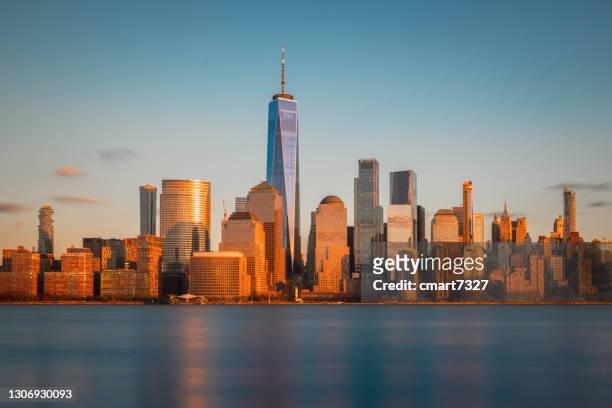 lower manhattan and freedom tower - one world trade center night stock pictures, royalty-free photos & images