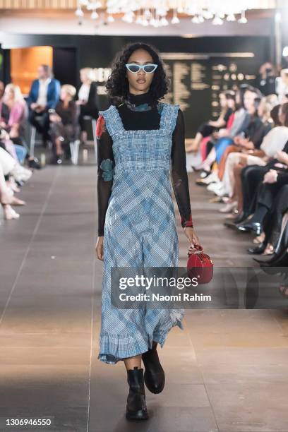 fotos e imágenes de Vestido Jumper - Getty Images fotos e imágenes de Vestido Jumper - Getty Images