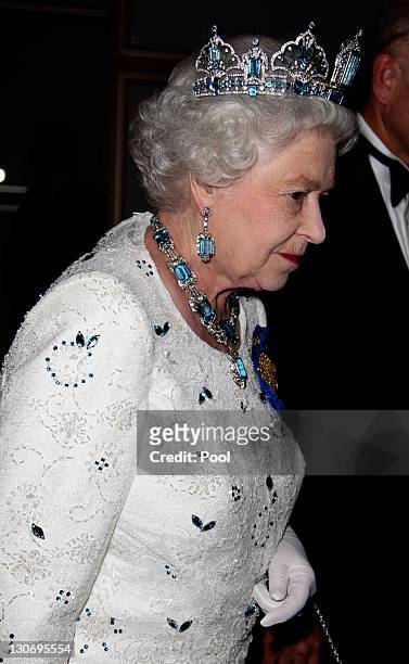 Queen Elizabeth II arrives for a banquet at Pan Pacific Perth Hotel during the Commonwealth Heads Of Government Meeting on October 28, in Perth,...