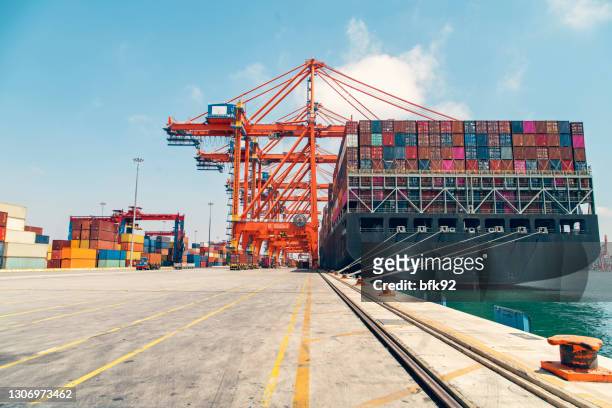nave portacontainer ormeggiata al porto - attraccato foto e immagini stock