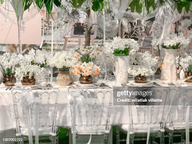 the table is full of beautiful flowers. - banquet hall stockfoto's en -beelden