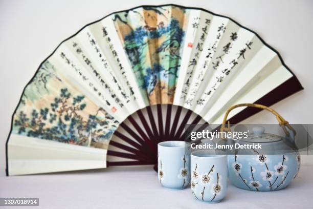 teaset and paper fan - éventail photos et images de collection