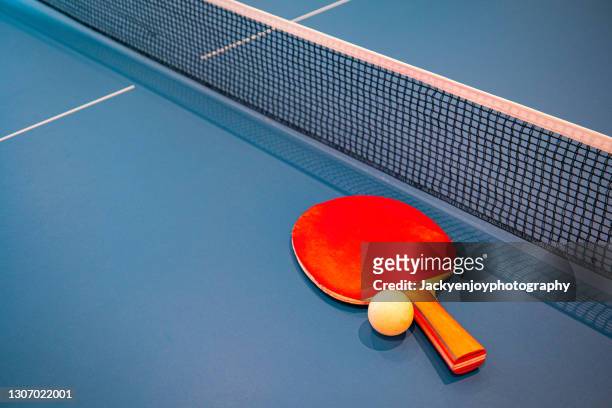 table tennis ball and bats - table tennis fotografías e imágenes de stock