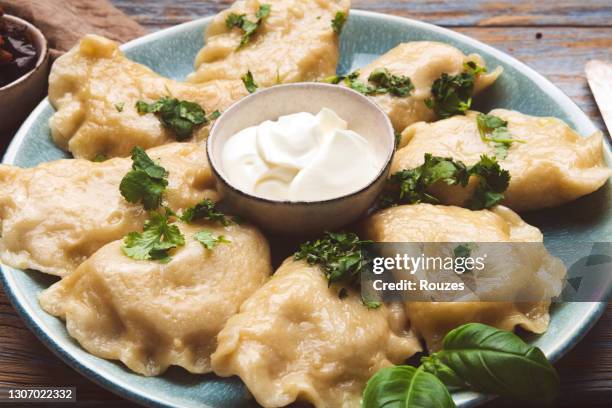 kartoffelpüree mit sahne gefüllte knödel - teigtaschen stock-fotos und bilder