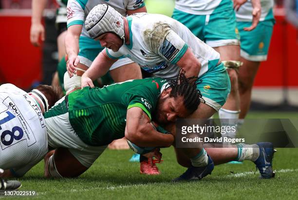 Steve Mafi of London Irish dives over for their second try during the Gallagher Premiership Rugby match between London Irish and Worcester Warriors...