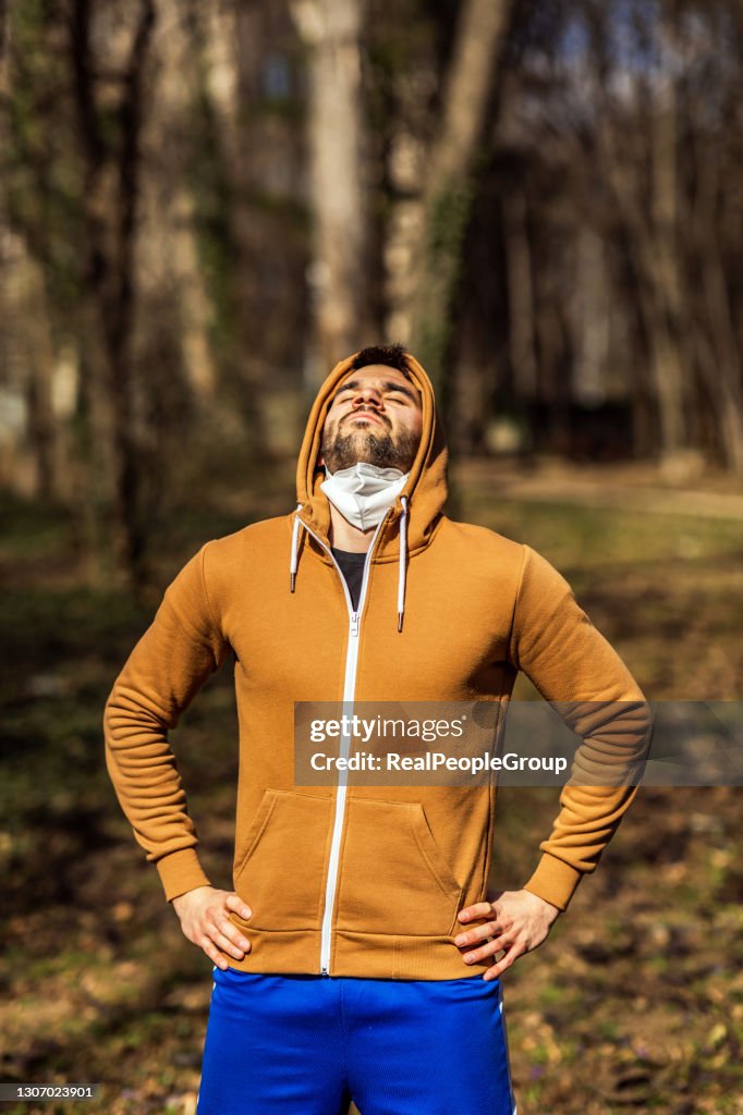 Junger Mann trainiert im Wald