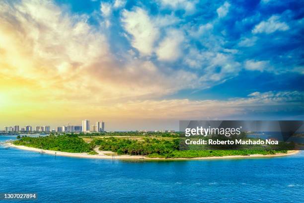 palm beach, usa, beautiful sky in the port - palm beach florida stock pictures, royalty-free photos & images