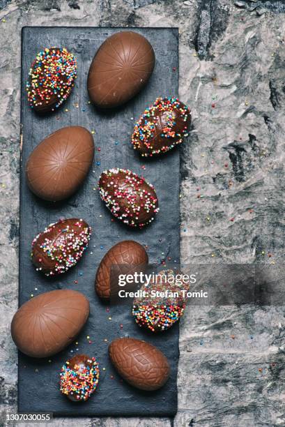 de eieren van pasen van de chocolade op een lijstbovenzicht - chocolate top view stockfoto's en -beelden