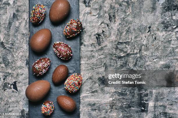 de eieren van pasen van de chocolade op een lijstbovenzicht - chocolate top view stockfoto's en -beelden