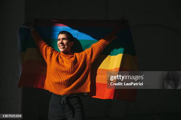 mujer defiende derechos lgbtqia - orgullo fotografías e imágenes de stock