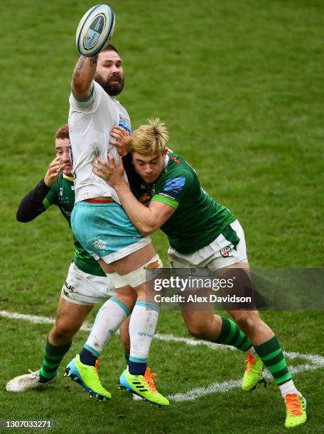 Cornell du Preez of Worcester Warriors is tackled by Paddy Jackson and Ollie Hassell-Collins of London Irish during the Gallagher Premiership Rugby...