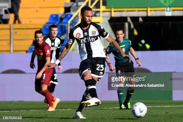 Hernani of Parma Calcio 1913 scores their side's second goal from the penalty spot during the Serie A match between Parma Calcio and AS Roma at...