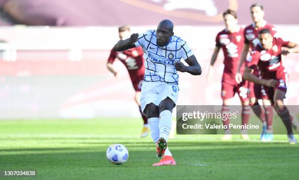 Romelu Lukaku of Internazionale scores their side's first goal from the penalty spot during the Serie A match between Torino FC and FC Internazionale...