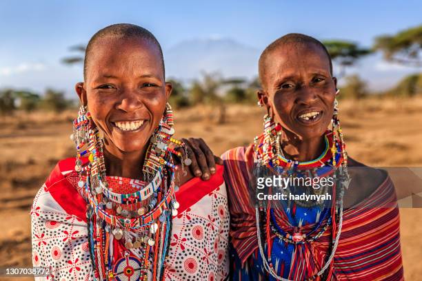 twee afrikaanse vrouw van maasai stam, kenia, oost-afrika - masaï stockfoto's en -beelden