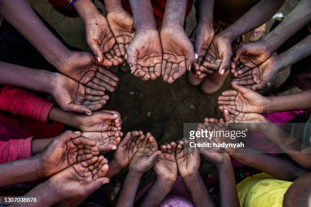 hände der armen - um hilfe bitten, afrika - children in need stock-fotos und bilder