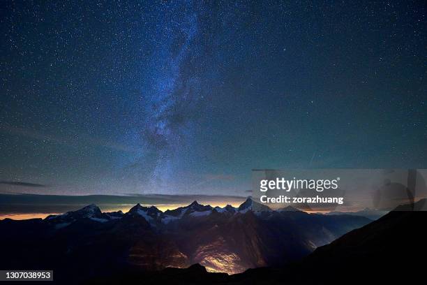 alpengebirge reflexion mitternacht milchstraße - schweizer alpen stock-fotos und bilder