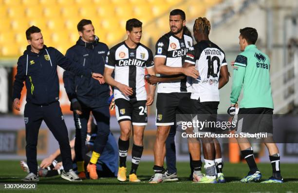 Graziano Pelle of Parma Calcio 1913 celebrates victory with Yann Karamoh of Parma Calcio 1913 after the Serie A match between Parma Calcio and AS...