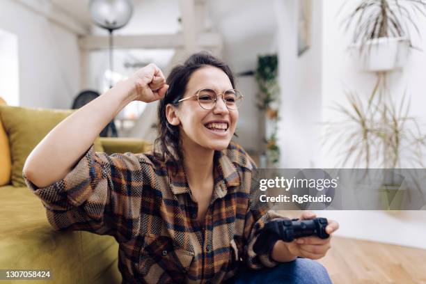 porträt einer jungen frau, die spielt und für die partitur jubelt - champions portrait stock-fotos und bilder