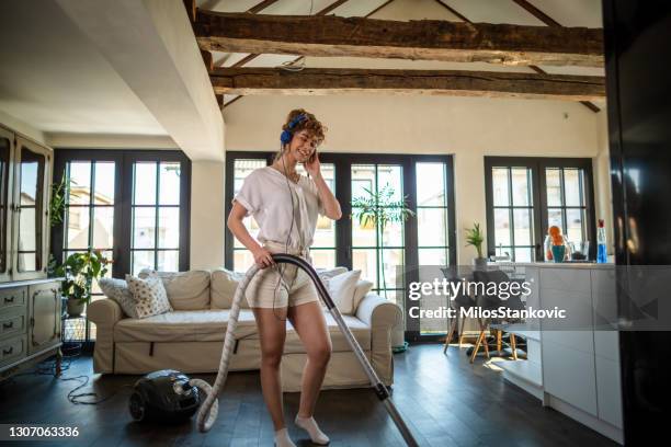 cleanig huis met stofzuiger - vacuum cleaner woman stockfoto's en -beelden