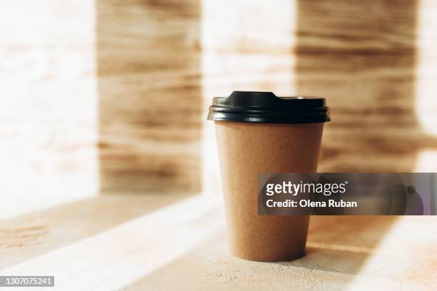 craft hot drink cup with black lid on wooden background - taking america to lunch stockfoto's en -beelden
