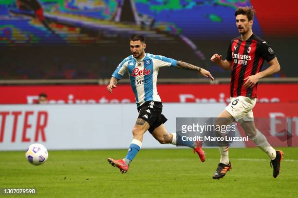 Matteo Politano of Napoli scores their side's first goal whilst under pressure from Matteo Gabbia of AC Milan during the Serie A match between AC...