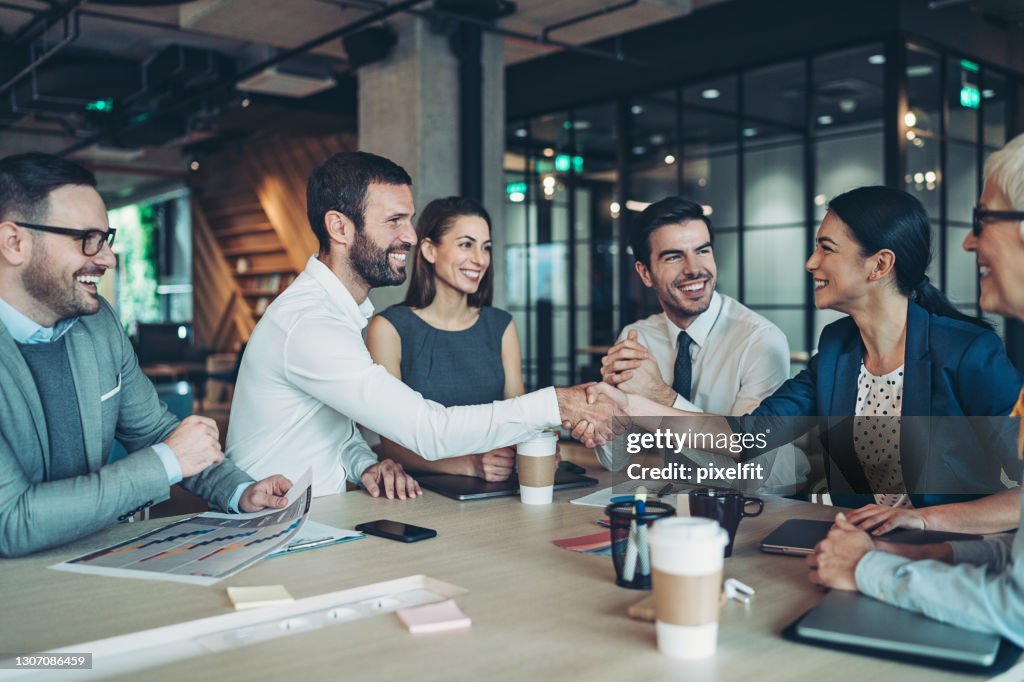 Stretta di mano per la partnership di successo