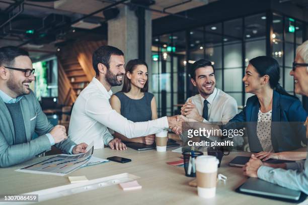handshake for the successful partnership - table job imagens e fotografias de stock