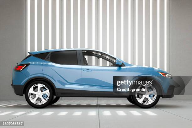 voiture moderne générique de suv dans le garage en béton - vue latérale photos et images de collection