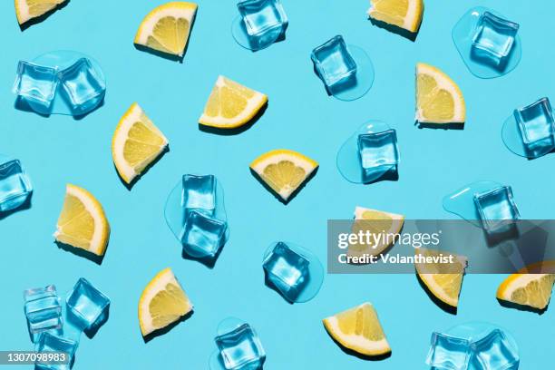 melting ice cubes and lemon slices in a triangle shape - summer pattern foto e immagini stock