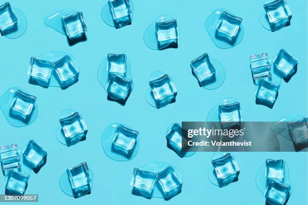 melting ice cubes and lemon slices in a triangle shape - ice cube stockfoto's en -beelden