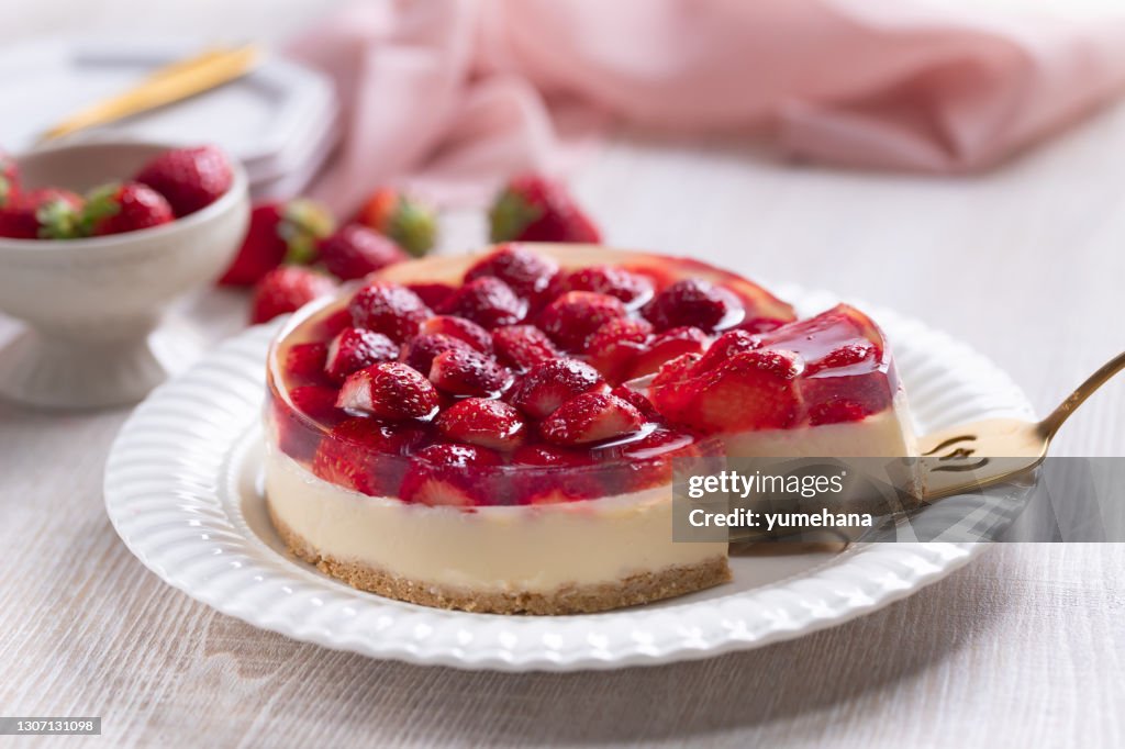 ヘラにイチゴゼリートッピングチーズケーキのスライス