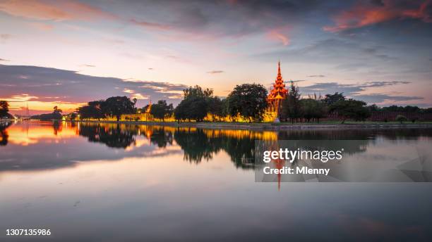 myanmar mandalay city fort koninklijk paleis zonsondergang twilight panorama birma - mandalay stockfoto's en -beelden