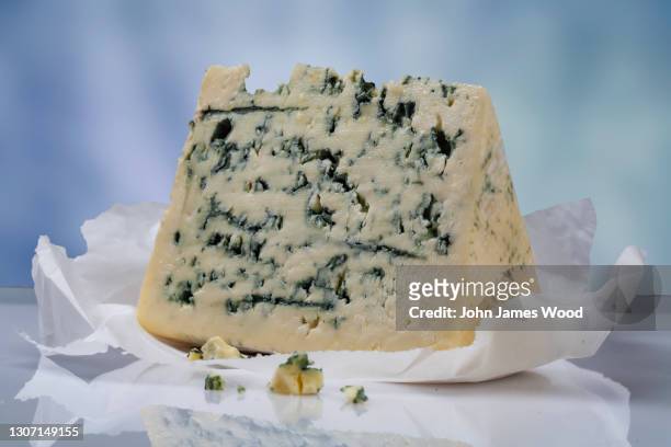 wedge of blue cheese - cheese wedge foto e immagini stock
