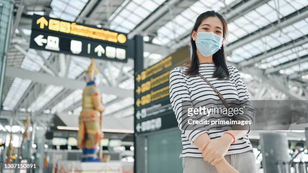 asiática sonriente feliz tras reapertura del país - suvarnabhumi airport fotografías e imágenes de stock